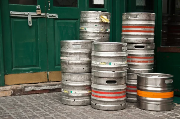 Gruppe von Bier-Aluminium-Behältern — Stockfoto