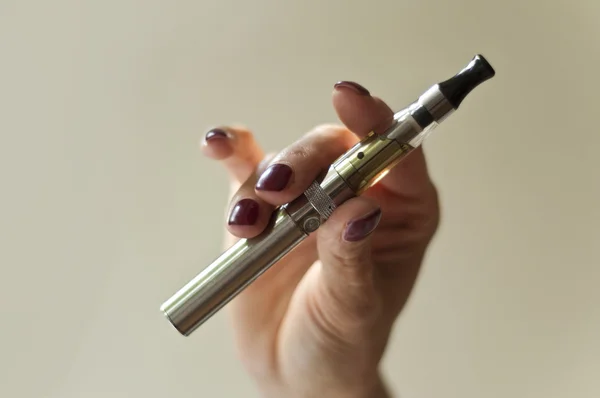 E-sigaretta con primo piano a mano — Foto Stock