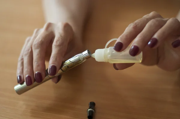 E-cigarette avec les mains de la femme — Photo