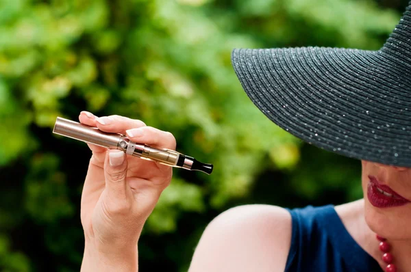 Divat nő az e-cigaretta, szabadban — Stock Fotó