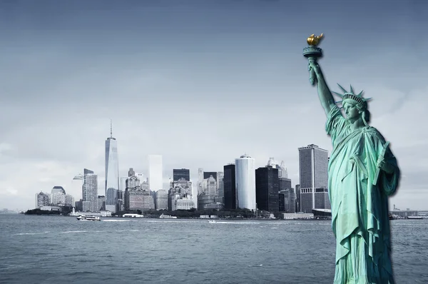 Manhattan Skyline mit Freiheitsstatue — Stockfoto