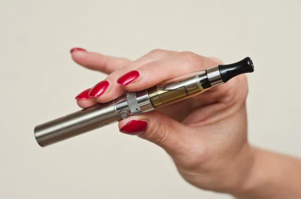 Kvinna med e-cigarett — Stockfoto