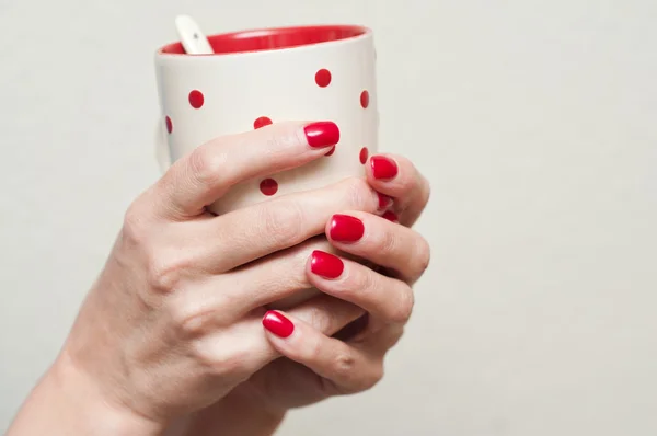 Mujer con taza en las manos —  Fotos de Stock