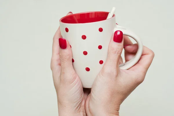 Mulher com caneca nas mãos — Fotografia de Stock