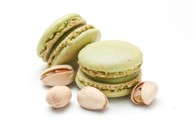 Fransız macaron ve beyaz zemin üzerine fıstık