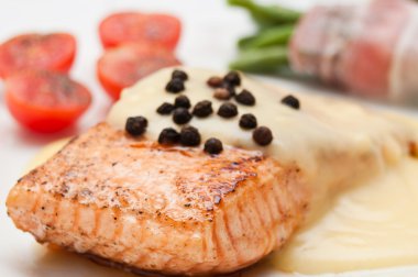 Somon biftek hollandaise sos ve pirinç kiraz domates ve yeşil fasulye