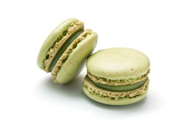 Macaron fıstık beyaz arka plan üzerinde Fransız