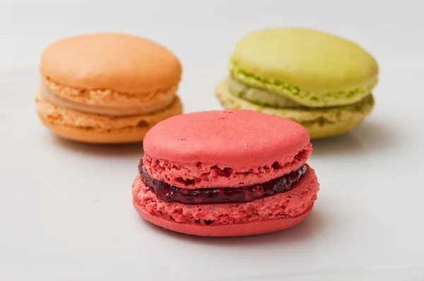 Surtido de macaron francés sobre fondo blanco —  Fotos de Stock