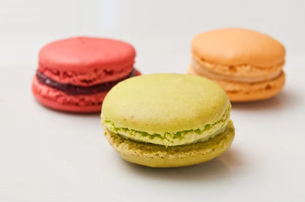 Surtido de macaron francés sobre fondo blanco —  Fotos de Stock