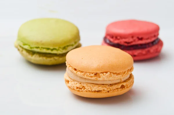 Surtido de macaron francés sobre fondo blanco —  Fotos de Stock