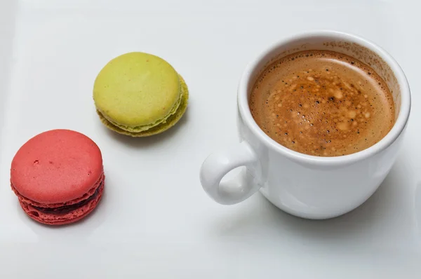 Hrnek káva s francouzským macaron — Stock fotografie