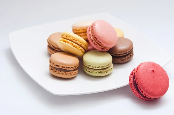 Französisches Macaron-Sortiment auf weißem Hintergrund — Stockfoto