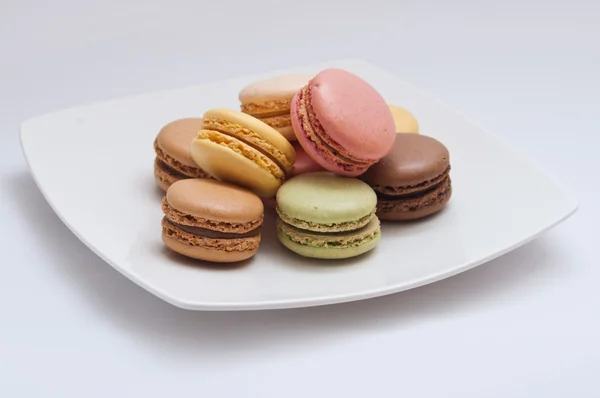 Macaron francese assortimento su sfondo bianco — Foto Stock