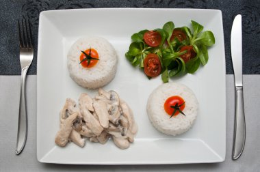 Tavuk mantar ve pilav salata ve domates ile