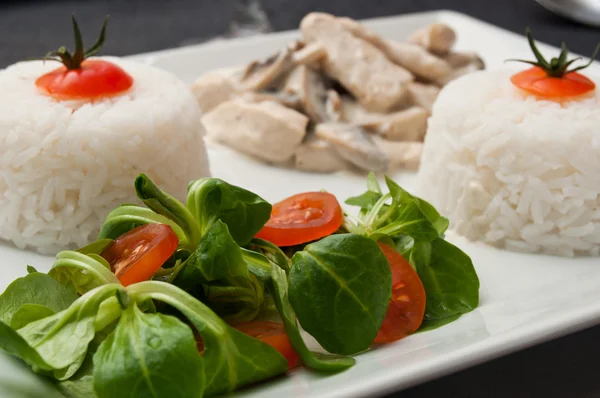 Kyckling med champinjoner och ris med sallad och körsbärstomater — Stockfoto