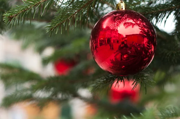 Kerstdecoratie op kerstboom — Stockfoto