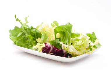 Beyaz arka plan üzerine bir tabak salata