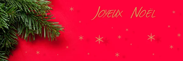 Julkort med julgran sv röd bakgrund — Stockfoto