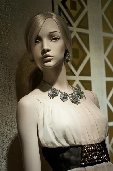Mannequin mode glamour dans un showroom — Photo