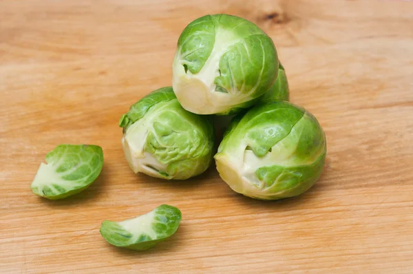 Rosenkohl sprießt auf Holzbrett — Stockfoto