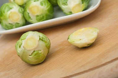 Brüksel lahanası ahşap tahtada filizleniyor.