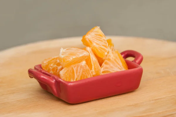 Pieza de mandarina sobre fondo de madera — Foto de Stock