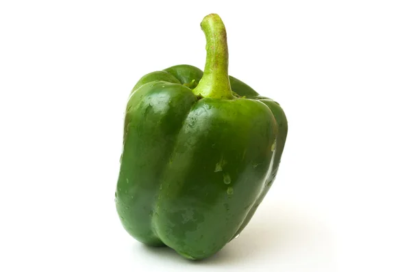 Groene peper op witte achtergrond — Stockfoto