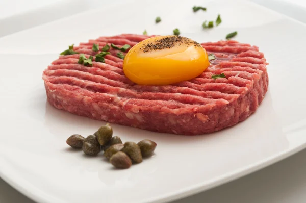 Bistecca tartara con uovo e capperi — Foto Stock