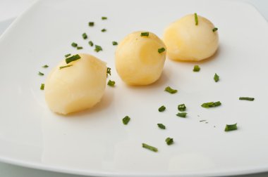 Beyaz tabak arka plan üzerinde buhar patates