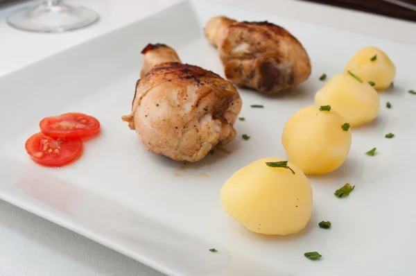 Grillad kyckling och potatis — Stockfoto