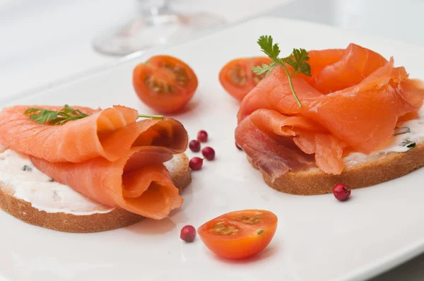 Łososia toast prezentacji z pomidorkami — Zdjęcie stockowe