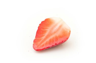 Çilek beyaz arkaplanda izole edildi