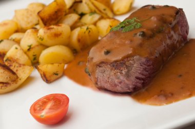 Biber sosu ve patates ile ızgara biftek