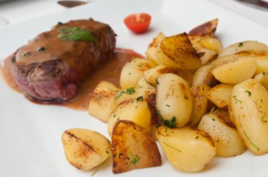 Biber sosu ve patates ile ızgara biftek