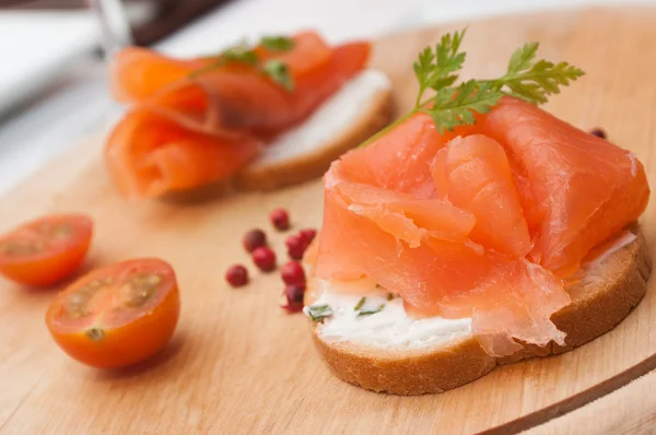 Presentación de tostadas de salmón con tomates cherry —  Fotos de Stock