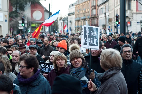 Mulhouse - Frankrijk - 11 januari 2015 - maart tegen Charlie Hebdo tijdschrift terrorisme aanval, op januari 7, 2015 in Parijs — Stockfoto