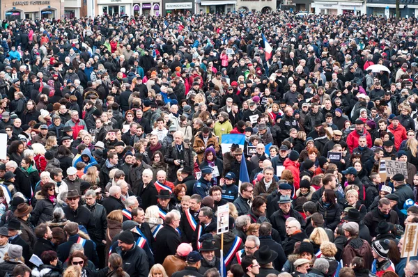 MULHOUSE - Francia - 11 de enero de 2015 - Marcha contra el ataque terrorista de la revista Charlie Hebdo, el 7 de enero de 2015 en París — Foto de Stock