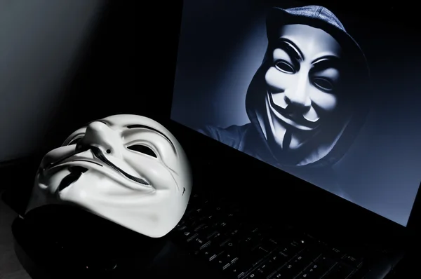 Kan davası maskesi bilgisayarda. Bu maske online hacktivist grubu Anonymous için iyi bilinen bir semboldür.