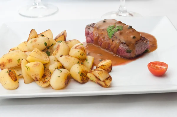 Carne asada con salsa de pimienta y patatas — Foto de Stock