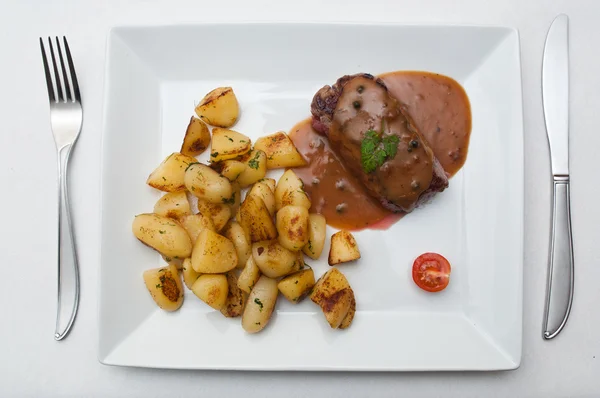 Carne asada con salsa de pimienta y patatas — Foto de Stock