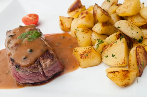 Carne asada con salsa de pimienta y patatas — Foto de Stock