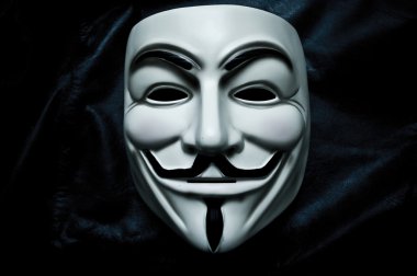 Paris - Fransa - 18 Ocak 2015 - kan davası maskesi siyah arka plan üzerine. Bu maske online hacktivist grubu Anonymous için iyi bilinen bir semboldür