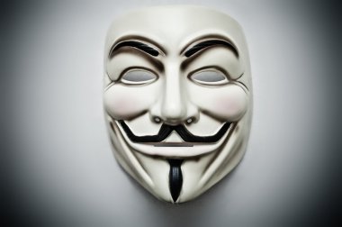 Paris - Fransa - 18 Ocak 2015 - beyaz arka plan üzerinde kan davası maskesi. Bu maske online hacktivist grubu Anonymous için iyi bilinen bir semboldür