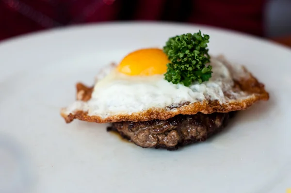 Filete con huevo y perejil en restaurante — Foto de Stock