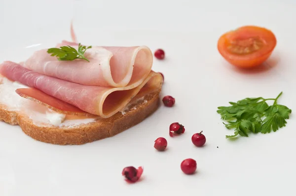 Rostat bröd med sylt och körsbärstomater — Stockfoto