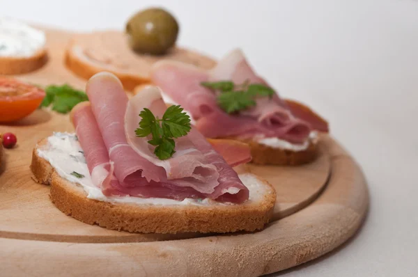 Toast met jam en cherry tomaten — Stockfoto