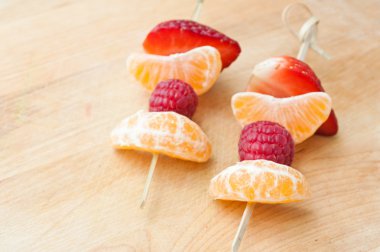 Meyve şiş sunu ahşap arka plan üzerinde