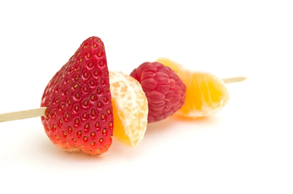Obst-Spieß-Präsentation auf weißem Hintergrund — Stockfoto