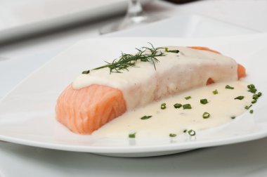 Hollanders soslu somon biftek