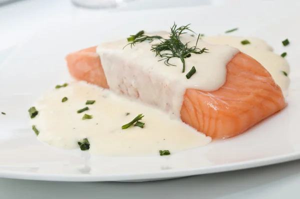 Filete de salmón con salsa holandesa —  Fotos de Stock